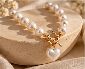 Pearl bracelet with a mother-of-pearl heart
